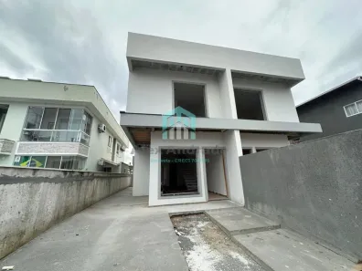 Sobrado com 3 Quartos à venda, 130m² no Nova Palhoça, Palhoça