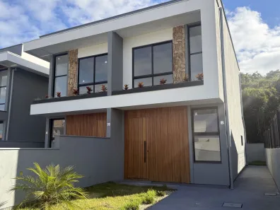 Sobrado com 2 Quartos à venda, 88m² no Forquilhinha, São José