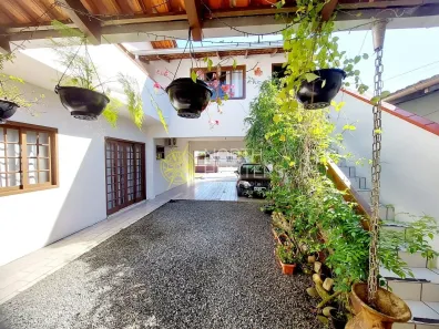 Casa com 4 Quartos à venda, 330m² no Floresta, Joinville