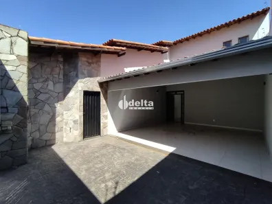 Casa com 5 Quartos para alugar, 270m² no Presidente Roosevelt, Uberlândia