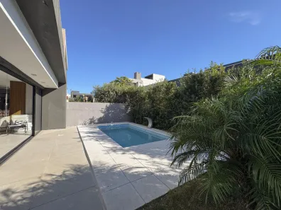 Casa de Condomínio com 4 Quartos à venda, 201m² no XANGRI-LÁ, Xangri-lá