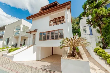 Casa com 3 Quartos para alugar, 356m² no Orleans, Curitiba