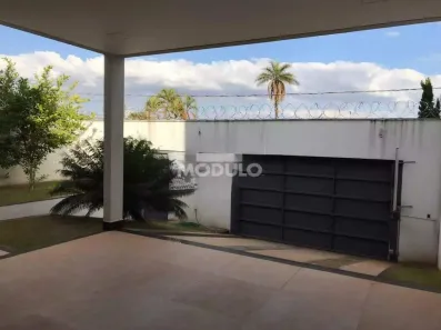 Casa com 3 Quartos para alugar, 240m² no Cidade Jardim, Uberlândia