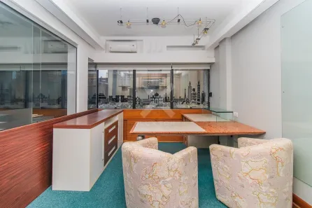 Sala Comercial para venda ou aluguel, 68m² no Petrópolis, Porto Alegre