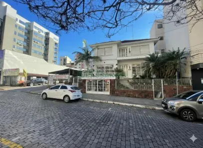 Casa à venda, 300m² no Centro, Caxias do Sul