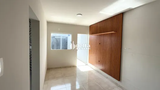Casa com 2 Quartos para alugar, 90m² no Novo Mundo, Uberlândia