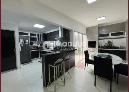 Casa de Condomínio com 3 Quartos à venda, 120m² no Aclimação, Uberlândia