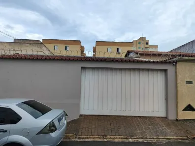 Casa com 2 Quartos à venda, 300m² no Santa Mônica, Uberlândia