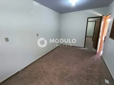 Casa com 2 Quartos para alugar, 50m² no Centro, Uberlândia