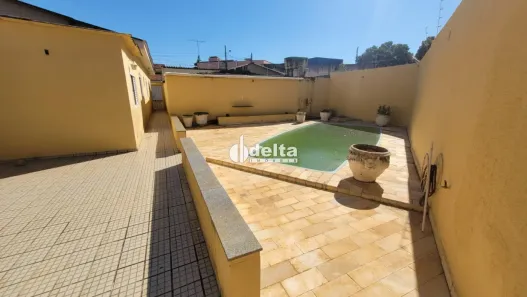 Casa com 4 Quartos para alugar, 200m² no Presidente Roosevelt, Uberlândia