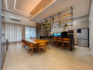 Sobrado com 4 Quartos à venda, 300m² no Granja Marileusa, Uberlândia