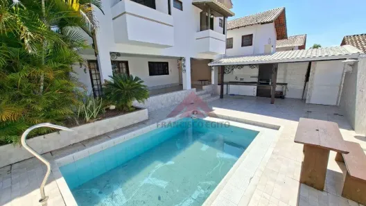 Casa de Condomínio com 3 Quartos para alugar, 370m² no Santa Bárbara, Niterói