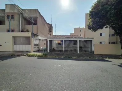 Casa com 2 Quartos para alugar, 46m² no Umuarama, Uberlândia