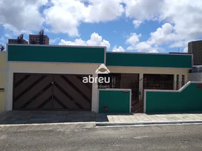 Casa com 3 Quartos à venda, 204m² no Candelária, Natal