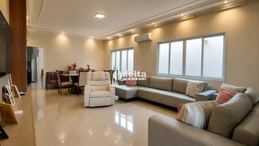 Casa com 4 Quartos à venda, 234m² no Santa Mônica, Uberlândia