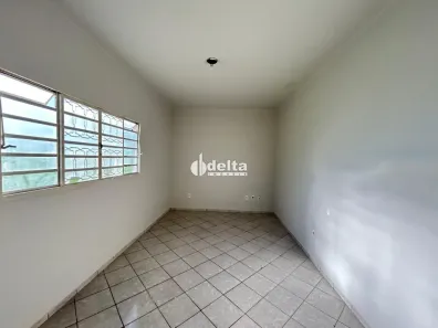 Casa com 3 Quartos para alugar, 130m² no Santa Mônica, Uberlândia