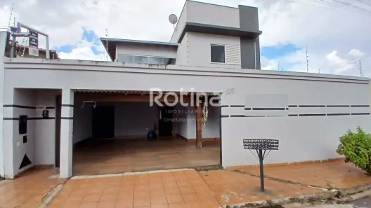 Casa com 5 Quartos para alugar, 320m² no Jardim Europa, Uberlândia