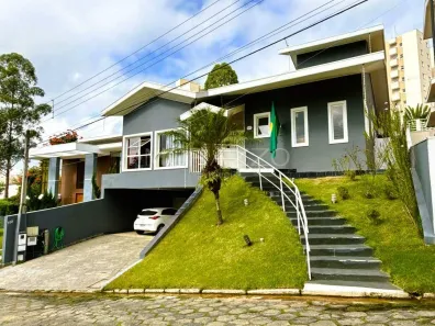 Casa com 4 Quartos à venda, 600m² no Vila Zezé, Jacareí