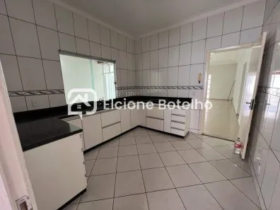 Casa com 3 Quartos para alugar, 180m² no Jardim Patrícia, Uberlândia