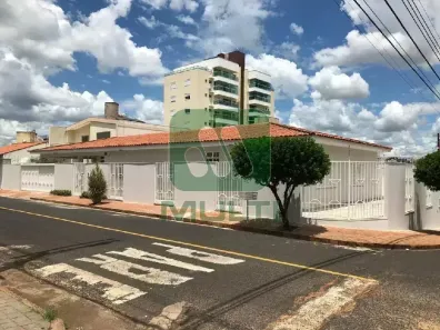 Casa com 4 Quartos para alugar, 150m² no Tabajaras, Uberlândia