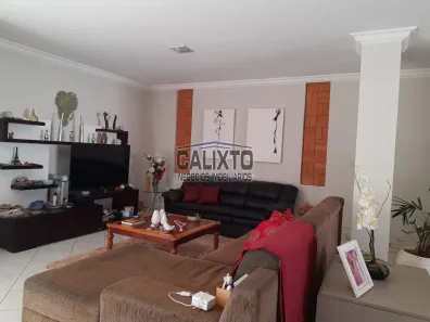 Sobrado com 4 Quartos à venda, 384m² no Jardim Karaíba, Uberlândia