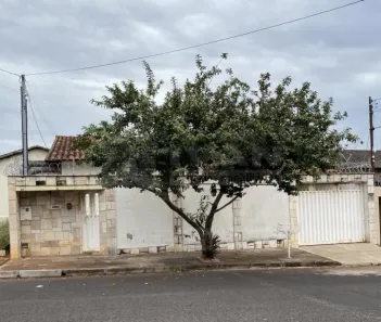 Casa com 3 Quartos à venda, 222m² no Santa Mônica, Uberlândia