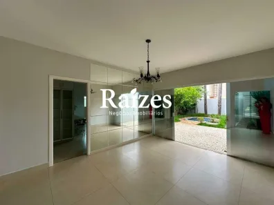 Casa com 3 Quartos para alugar, 250m² no Aclimação, Uberlândia