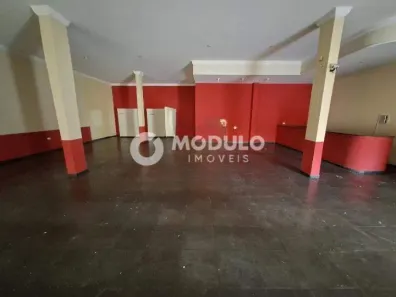 Ponto Comercial para alugar, 375m² no Umuarama, Uberlândia