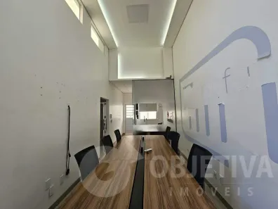 Imóvel Comercial com 3 Quartos para alugar, 100m² no Segismundo Pereira, Uberlândia