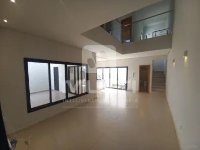 Casa com 3 Quartos para alugar, 130m² no Cidade Jardim, Uberlândia