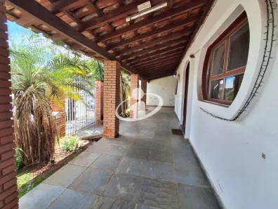 Casa com 3 Quartos para alugar, 200m² no Santa Mônica, Uberlândia