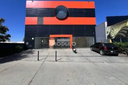 Prédio Comercial para alugar, 1395m² no Carajás, Uberlândia