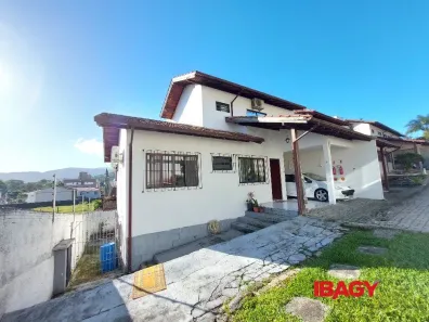 Casa com 3 Quartos para alugar, 111m² no Real Parque, São José