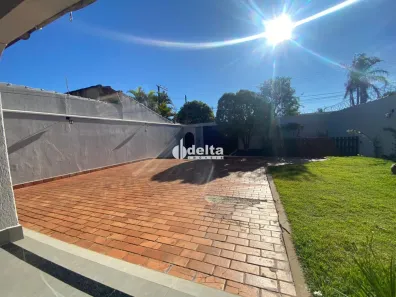 Casa com 3 Quartos à venda, 187m² no Umuarama, Uberlândia