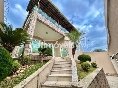 Casa com 5 Quartos à venda, 343m² no Cabral, Contagem
