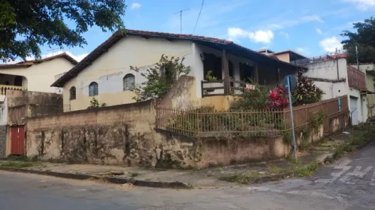 Casa com 3 Quartos à venda, 360m² no Alípio de Melo, Belo Horizonte