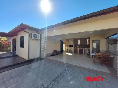 Casa com 2 Quartos para alugar, 81m² no Campeche, Florianópolis