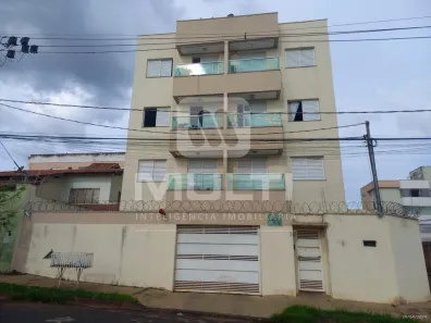 Apartamento com 2 Quartos para alugar, 49m² no Carajás, Uberlândia