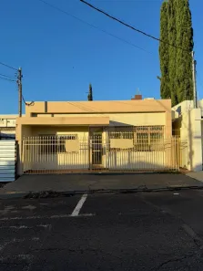 Casa com 3 Quartos para alugar, 140m² no Centro, Araguari