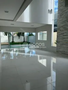 Casa de Condomínio com 3 Quartos para alugar, 280m² no Aclimação, Uberlândia