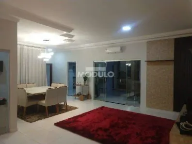 Casa com 3 Quartos para alugar, 250m² no Santa Mônica, Uberlândia