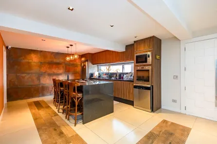 Casa com 9 Quartos para alugar, 500m² no Cascatinha, Curitiba