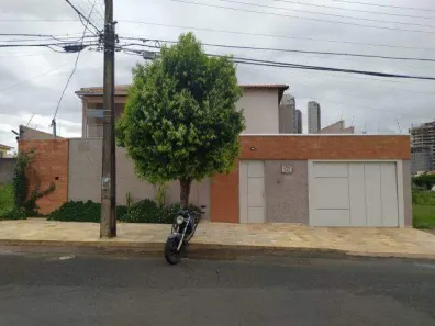 Sobrado com 4 Quartos à venda, 354m² no Jardim Karaíba, Uberlândia