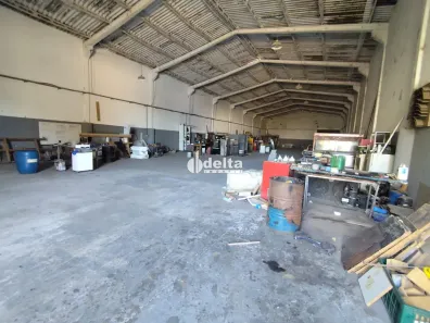 Ponto Comercial para alugar, 900m² no Distrito Industrial, Uberlândia