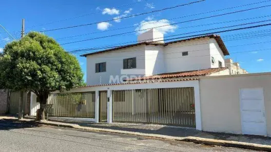 Casa com 3 Quartos para alugar, 233m² no Santa Mônica, Uberlândia