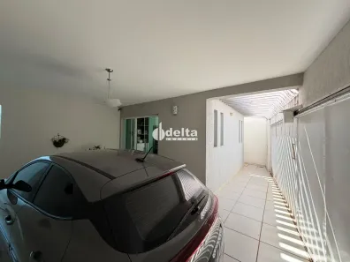 Casa com 5 Quartos à venda, 226m² no Santa Mônica, Uberlândia