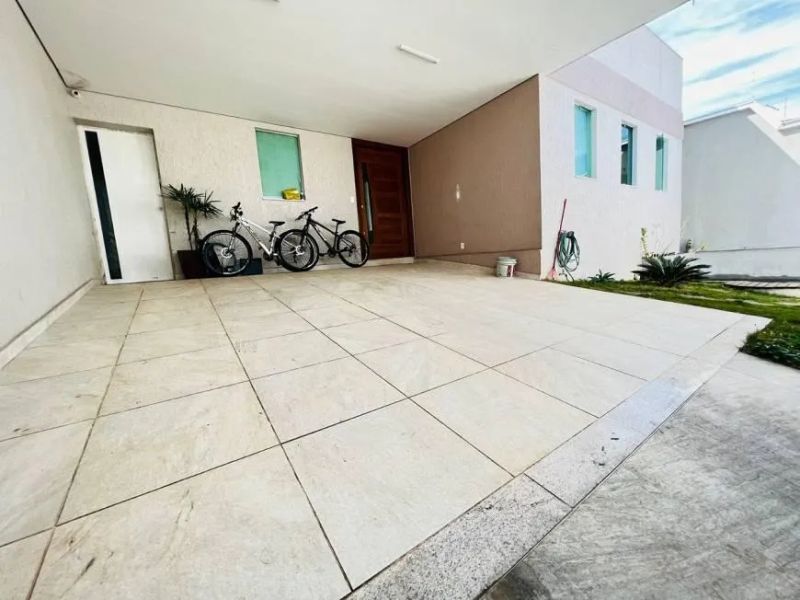 Casa com 3 quartos — Santa Mônica, Belo Horizonte