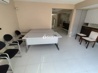 Casa com 2 Quartos para alugar, 120m² no General Osório, Uberlândia