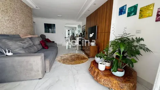 Casa com 3 Quartos à venda, 220m² no Cidade Jardim, Uberlândia