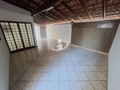 Casa com 3 Quartos para alugar, 180m² no Jardim das Palmeiras, Uberlândia